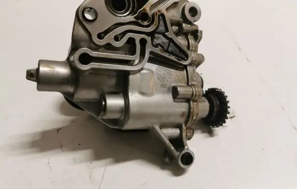 Audi A5 8T 8F Oil pump 06H115105BF