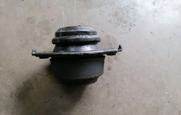 Mercedes-Benz ML W164 Engine mount bracket