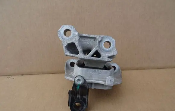 Engine mount bracket
