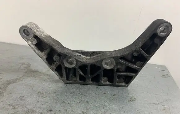 Volvo V70 Engine mounting bracket