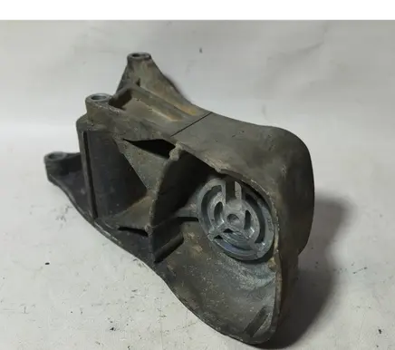 Volvo V70 Engine mounting bracket 9209958