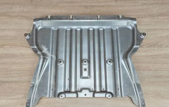 BMW 5 G30 G31 G38 Engine splash shield/under tray 6883283