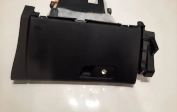 Chrysler 200 Glove box