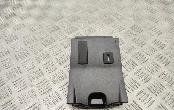 Mercedes-Benz B W246 W242 USB socket connector A2468230411