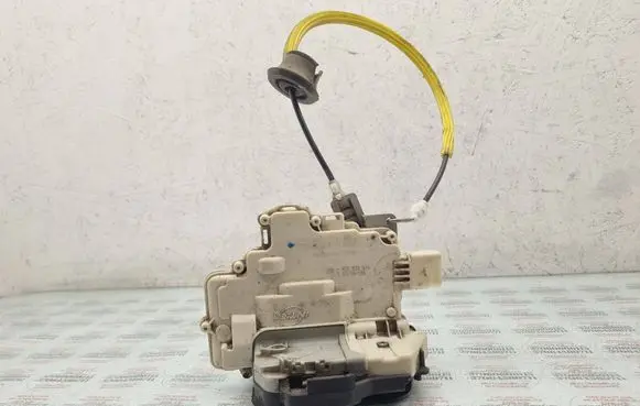Audi A6 S6 C6 4F Rear door lock 4F0839016