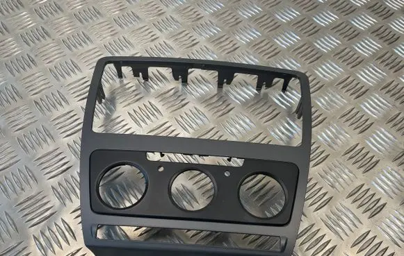 Skoda Octavia Mk2 (1Z) Radio/GPS head unit trim 1Z0858069BR