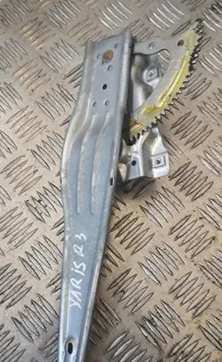 Rear door manual window regulator