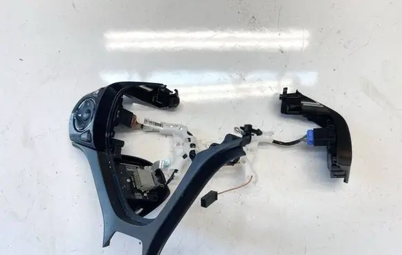 Steering wheel buttons/switches