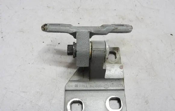 Volvo C30 Front door lower hinge 31218484