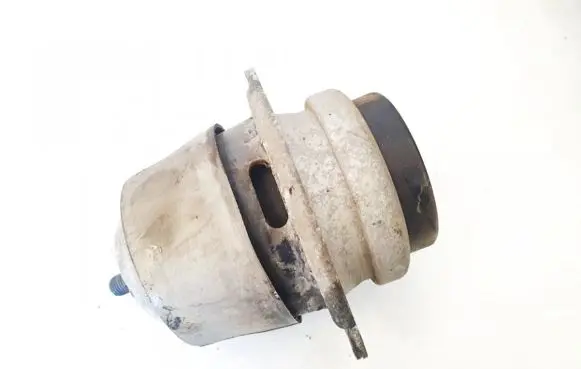 Volkswagen Touareg I Engine mount bracket
