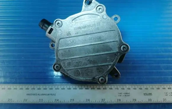 Volkswagen Golf V Vacuum pump 06D145100E