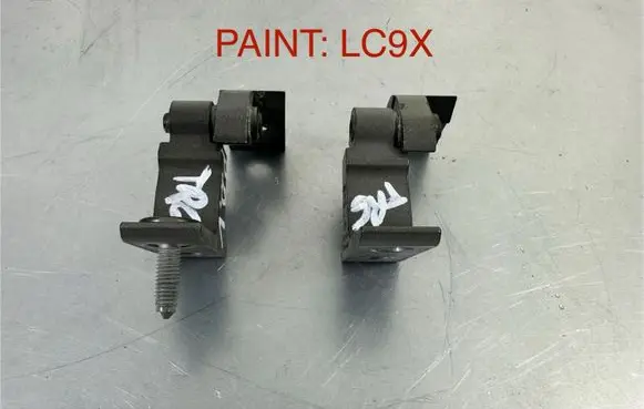 Volkswagen Touareg III Front door lower hinge A046574