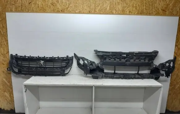 Peugeot Partner Front bumper upper radiator grill 9810963880