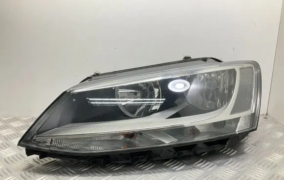 Volkswagen Jetta VI Headlight/headlamp