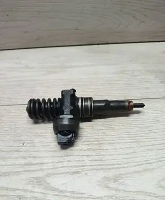 Volkswagen Golf Plus Fuel injector 0414720215