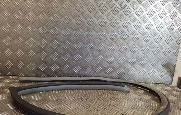 Mitsubishi L200 Front door rubber seal 
