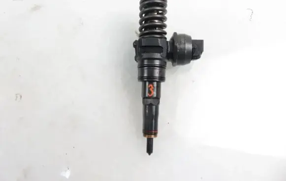 Volkswagen PASSAT B5.5 Fuel injector 0414720215 038130073AG