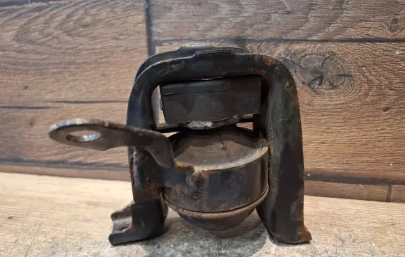 Toyota Corolla E120 E130 Engine mount bracket