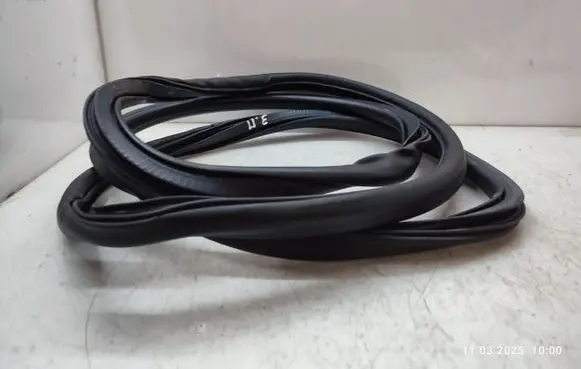 Opel Mokka X Rear door rubber seal (on body) 