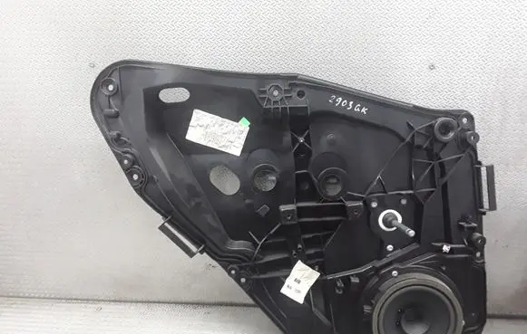 Rear door manual window regulator