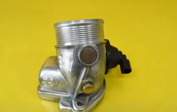 Volkswagen PASSAT B5 Throttle body valve 8D0145950E