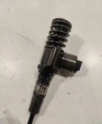 Volkswagen Golf V Fuel injector 03G130073G