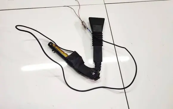 Opel Omega B2 Front seatbelt buckle 24406665