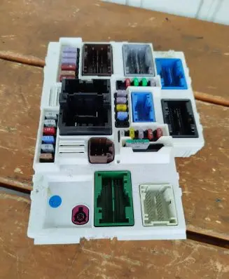 Peugeot 308 Fuse box set 9841490480