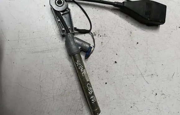 Front seatbelt buckle