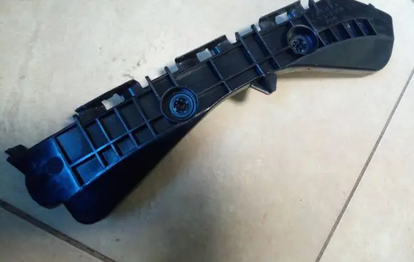 Rear bumper mounting bracket