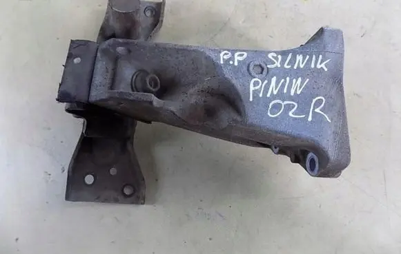 Mitsubishi Pajero Pinin Engine mount bracket