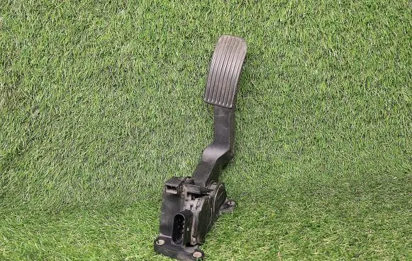 Mercedes-Benz Sprinter W901 W902 W903 W904 Accelerator throttle pedal A9013000404 0231002335
