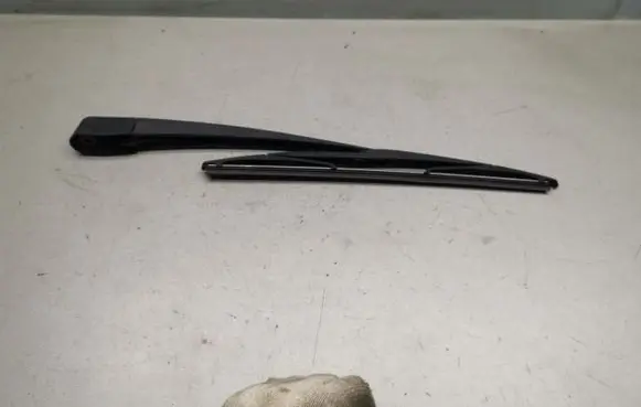 Rear wiper blade arm