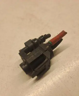BMW 5 F10 F11 Vacuum valve 8570591 70478502 16T181