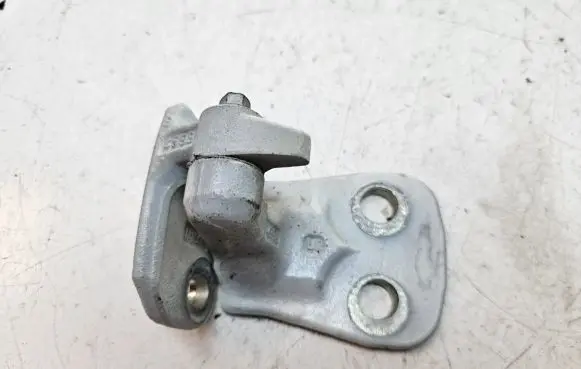 Land Rover Discovery 4 - LR4 Front door lower hinge 