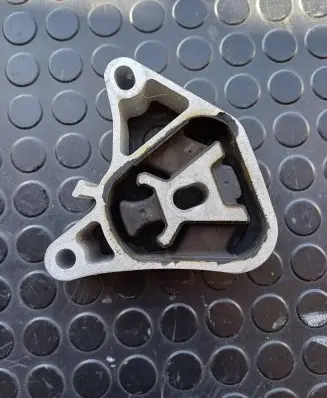 Mercedes-Benz CLA C117 X117 W117 Engine mounting bracket A2462400809 6166