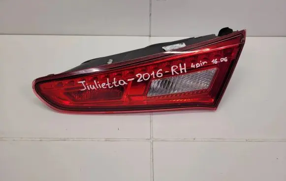 Alfa Romeo Giulietta Tailgate rear/tail lights 50531132