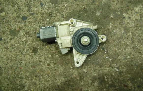Mercedes-Benz C W204 Front door window regulator motor A2048200242