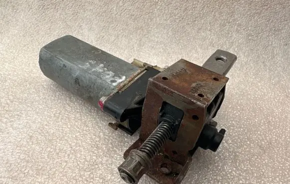 Volkswagen Touareg I Seat adjustment motor 0390203219