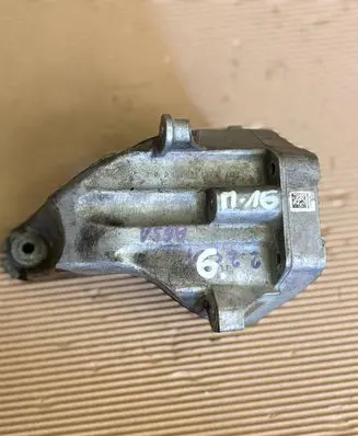 Engine mounting bracket