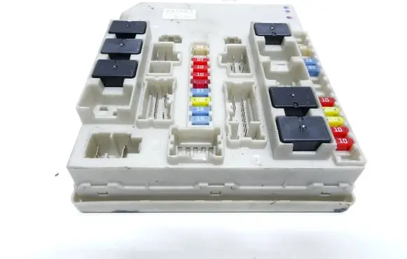Renault Clio III Fuse module 356229C 6J041783