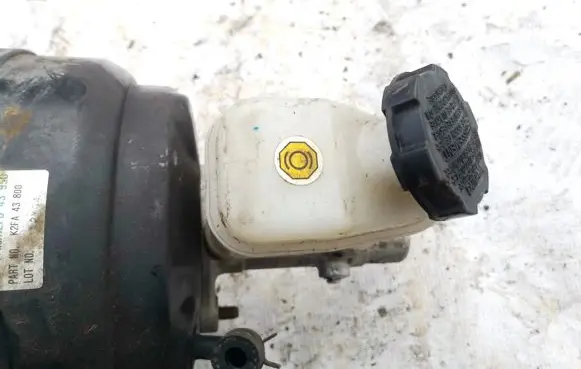 KIA Carens I Brake fluid reservoir 