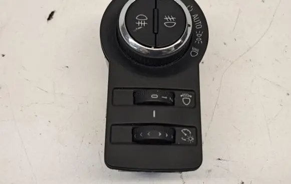 Chevrolet Cruze Light switch 13301752