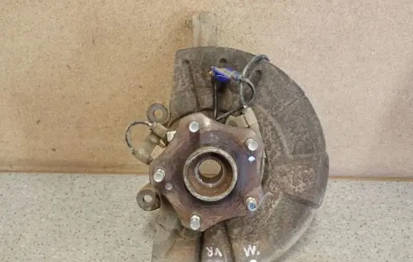 Suzuki Grand Vitara II Front wheel hub spindle knuckle