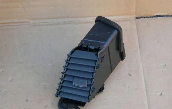 Mitsubishi Grandis Dash center air vent grill GN71104450