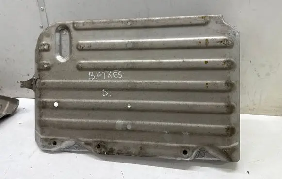 Center/middle under tray cover