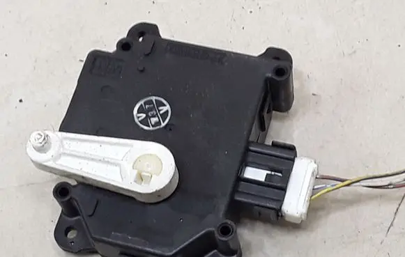 Mazda 3 I Air flap motor/actuator 8610000990