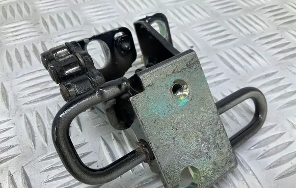 Volkswagen Golf Plus Front door lower hinge 1K0831411Q