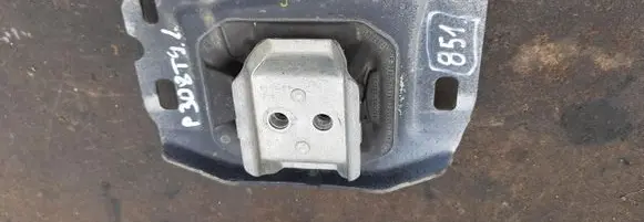 Engine mount vacuum valve