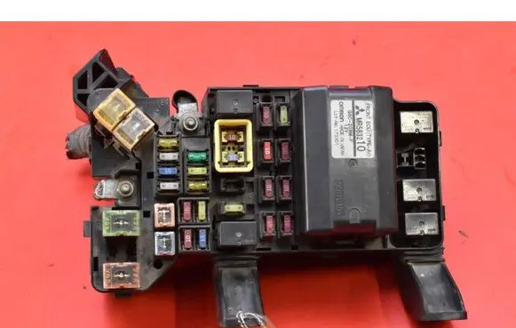 Mitsubishi Pajero Fuse box set MR583210